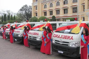 Trang bị xe cứu thương cho huyện nghèo 