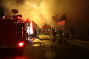 Xưởng mộc lớn phát cháy trong đêm