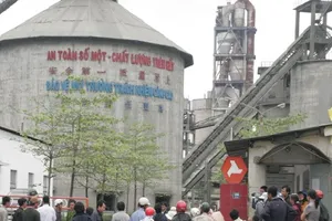 Nhà máy xi măng bị dân bao vây 