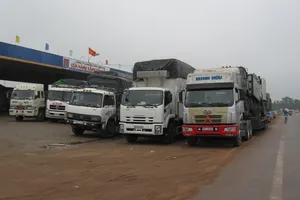 Xe quá tải “núp”, chờ thời cơ vượt trạm cân