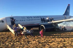 Máy bay Mỹ nổ lốp đột ngột khi cất cánh