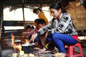 Dựng lều trọ học nơi biên giới