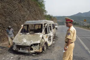 Xe khách bốc cháy dữ dội