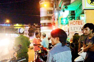 Dắt nhau vào nhà nghỉ để trộm tivi