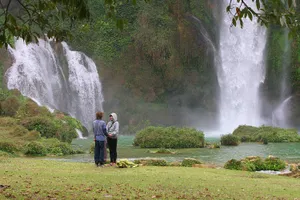 Thác Bản Giốc đang...xuống dốc