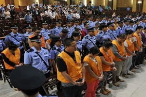 Trung Quốc: Nhóm bán hàng đa cấp hầu tòa đầy phòng xử