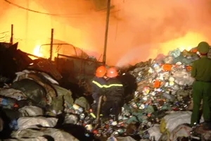 Khu dân cư tán loạn vì cháy kho phế liệu