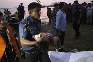 Thảm họa chìm phà ở Bangladesh: hơn 200 người mất tích