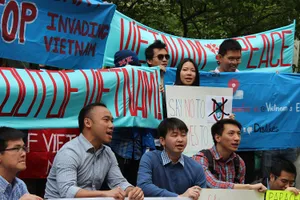 Thanh niên Việt kiều cùng du học sinh Việt Nam tại Mỹ tuần hành phản đối Trung Quốc