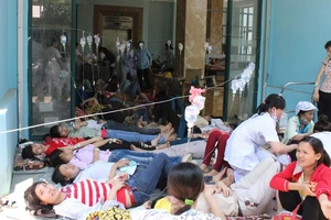 Hơn 100 công nhân nhập viện nghi ngộ độc sau khi ăn trưa ở công ty