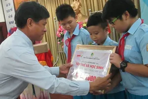 TP.HCM khen thưởng học sinh tiểu học đạt giải Robothon