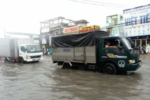 Mưa lớn làm QL1A ngập nặng