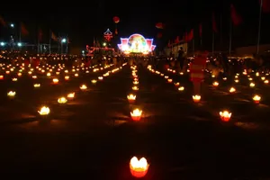 Hàng ngàn ngọn hoa đăng cầu nguyện hòa bình cho biển Đông