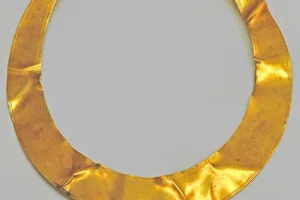 Chiếc vòng vô giá “phiêu lưu” qua những thùng rác