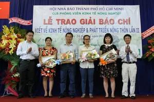 Phóng viên Báo Pháp Luật TP.HCM nhận giải báo chí về nông nghiệp