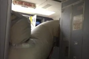 Máy bay Mỹ hạ cánh khẩn cấp vì thang thoát hiểm bung ra bất ngờ