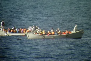 Lật tàu chở 600 người ở vùng biển Italia