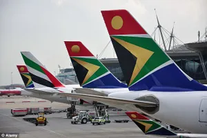 Phi công tức giận thoát y trước mặt hành khách