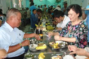 Phu nhân Chủ tịch nước ăn cơm 2.000 cùng với người nghèo