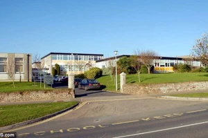 Ép buộc đồng phục ngặt nghèo, trường học bị kiện