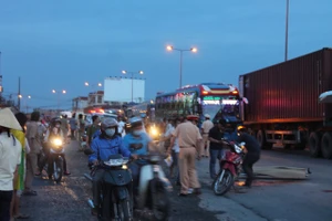 Tránh vũng nước một thanh niên bị xe container cán tử vong