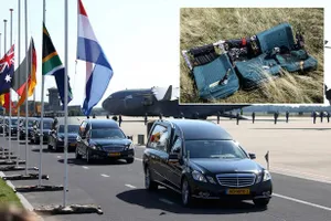 Đón nạn nhân MH17 về trong nước mắt