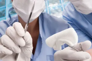 Choáng: Người đàn ông mới cưới vợ bị bác sĩ biến thành thái giám