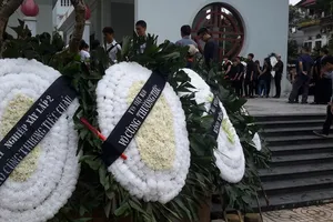 Vòng hoa trắng đưa tiễn Toàn Shinoda