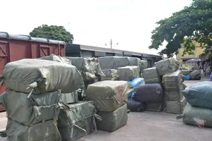 Bắt giữ hàng chục tấn hàng lậu trên tàu thống nhất Bắc – Nam