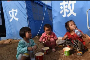 Những đứa trẻ trong động đất ở Vân Nam