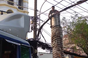 Chùm ảnh: Xe siêu cao “làm xiếc” với dây điện