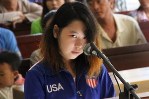 Bà nội khóc ngất khi thiếu nữ đồng tính lĩnh 12 năm tù