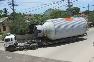 Xe chở hàng khủng vô tư chạy trên đường: Công ty bia Huế chưa được cấp phép