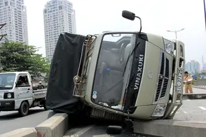 Xe tải lật ngang giữa cầu Sài Gòn