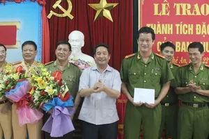 Thưởng “nóng” 40 triệu đồng cho ban chuyên án bắt trùm ma túy sử dụng súng