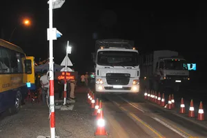 Bắt “cò” nhận tiền cho xe vượt trạm