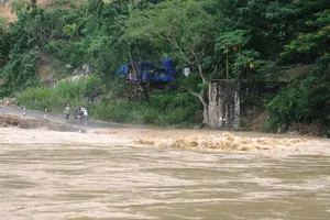 Mưa lũ cô lập nhiều xã ở Thanh Hóa