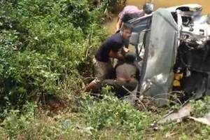 Cứu sống 4 người trong chiếc xe lật nhào