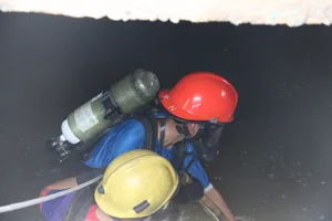 Mở rộng khu vực tìm kiếm cháu bé bị rớt xuống cống