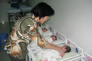 Bé gái sơ sinh không quần áo bị bỏ rơi ở chợ 