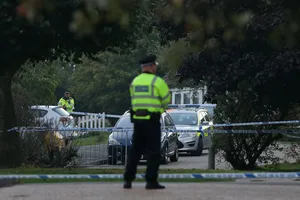 Cha mẹ xô xát, con gái 8 tuổi bị lạc đạn trúng đầu