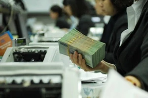 Chuyên gia nước ngoài: “VN không nên giấu nợ xấu dưới tấm thảm đẹp“