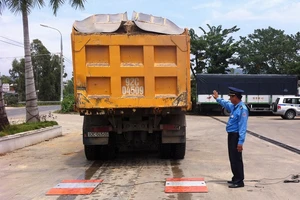 Chở quá tải gấp 4 lần, tài xế trốn vào nhà vệ sinh