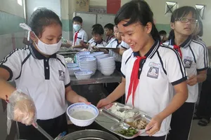 Bữa ăn tự phục vụ của học sinh tiểu học