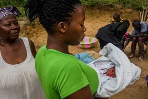 Bé sơ sinh chết cùng mẹ có cha nghi nhiễm Ebola