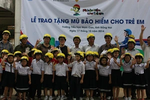 Tặng hơn 5.000 mũ bảo hiểm cho học sinh lớp 1