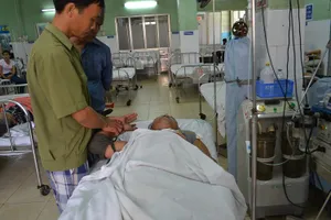 Ở trong nhà bị đá xé mái, rơi dập phổi