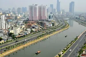 Lạ lùng đề xuất xây phố thương mại trên dòng Bến Nghé