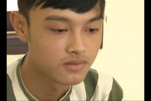 Bị con chủ nhà trọ cạy cửa trộm đồ