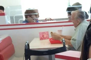 Năm năm không rời di ảnh vợ 